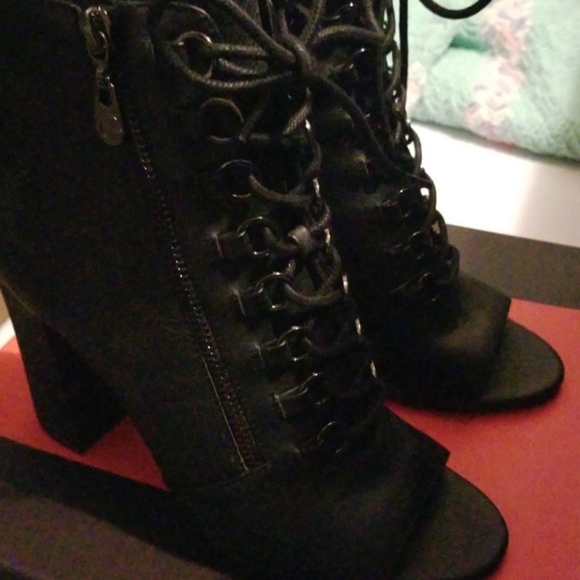 Shoes - Picture 2 of 4